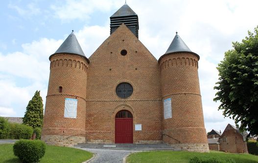 Facade de l'église fortifée d'Esquéhéries < Thiérache < Aisne < Picardie - 
