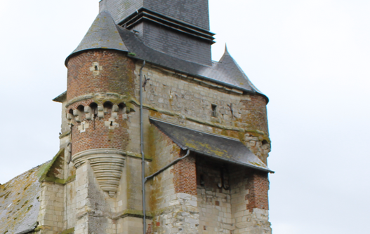 Eglise Fortifée < Macquigny < Aisne < Picardie  - 