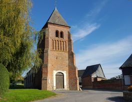 Façade de l'église fortifiée de Lugny < Thiérache < Aisne < Picardie - 