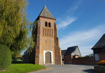 Façade de l'église fortifiée de Lugny < Thiérache < Aisne < Picardie - 